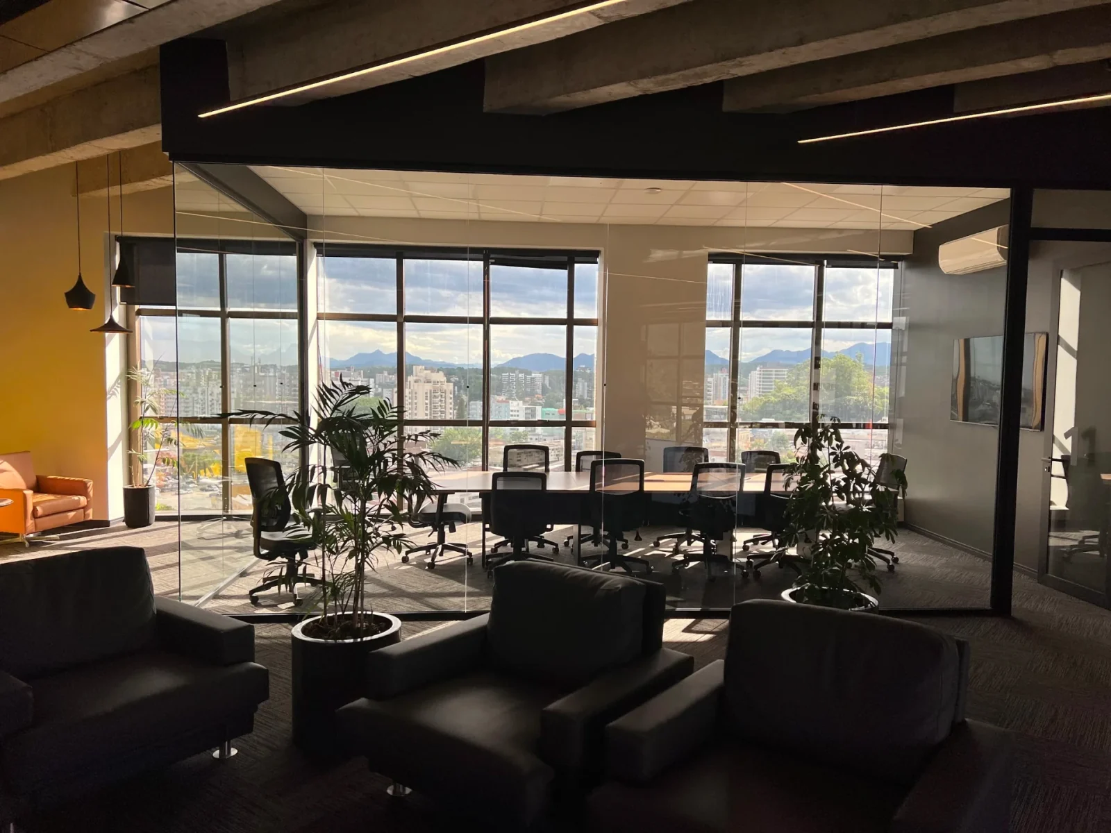 Ambiente corporativo com vista