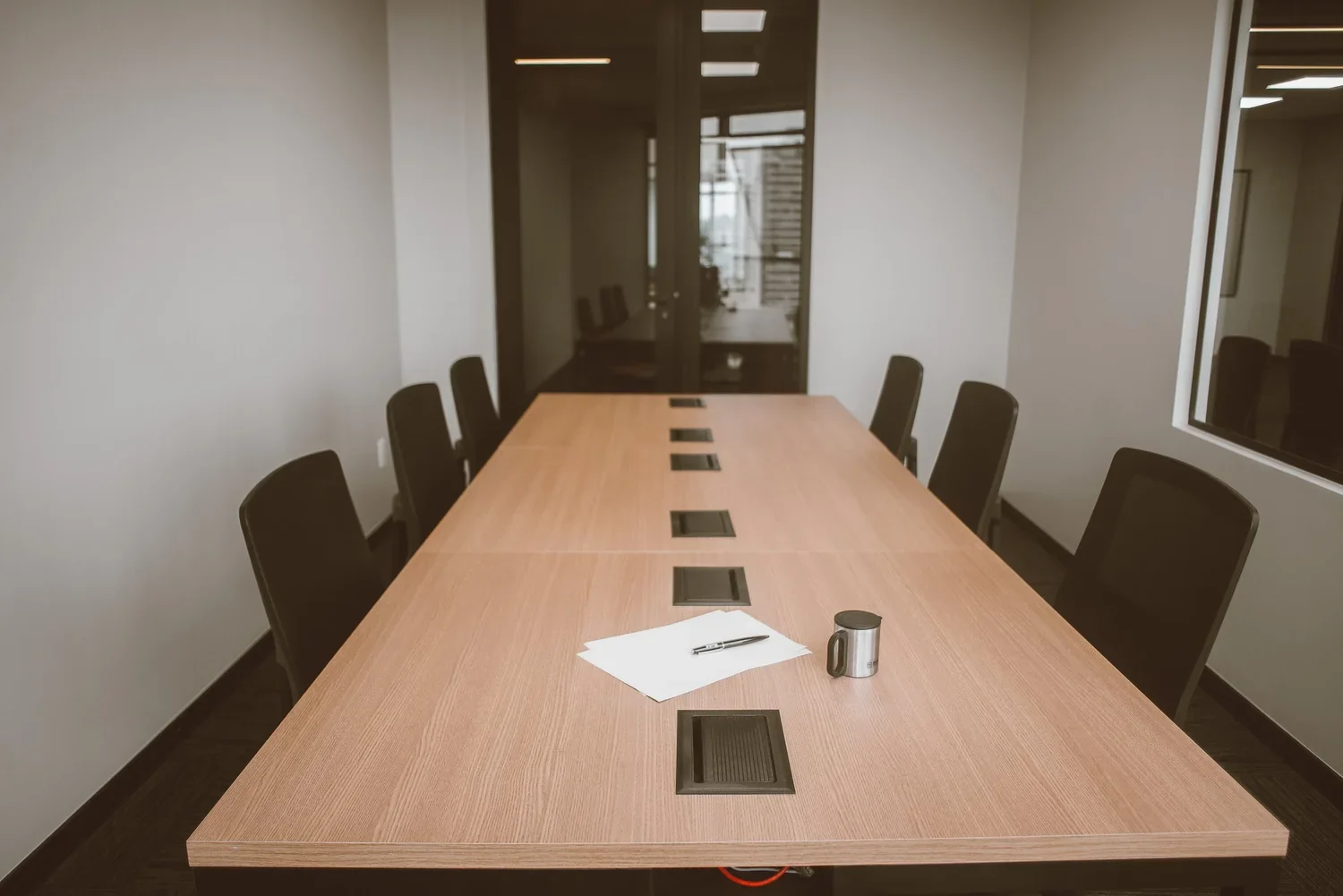Sala de reunião com mesa de madeira